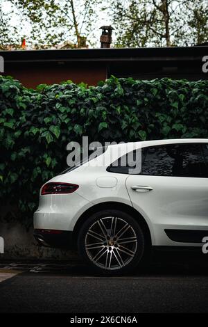 Weißer Porsche macan hinten Stockfoto