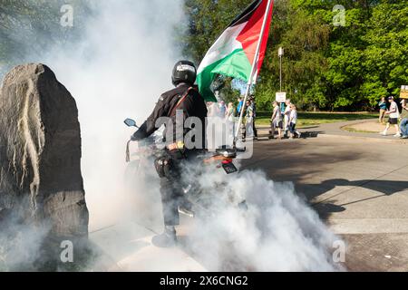 Seattle, USA. Mai 2024. Der United for Israel Marsch versammelte sich im Lager der University of Washington Palestine. Stockfoto