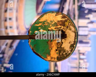 Leuchtender Amber Honig Lutscher mit Stadthintergrund, Nahperspektive auf Augenhöhe Stockfoto