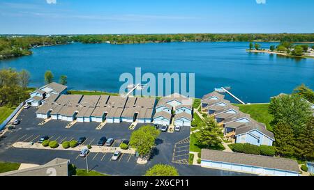 Blick aus der Vogelperspektive auf ruhige Stadthäuser am See und Dock in Warschau, Indiana Stockfoto