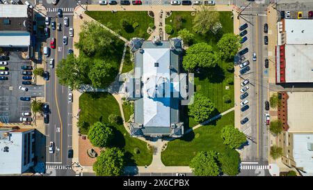 Blick von oben nach unten auf das historische Gerichtsgebäude und den Park in Warschau, Indiana Stockfoto