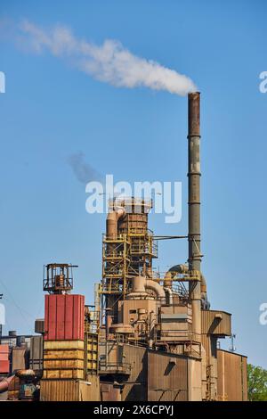 Industrieller Kamin und Maschinen im Werk mit Blue Sky, Blick auf Augenhöhe Stockfoto