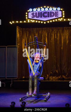 Liz Carr in ASSISTED SUICIDE the Musical erstellt und geschrieben von Liz Carr und der Company in der Royal Festival Hall (RFH), Southbank Centre, London SE1 18/01/2017 an in Company Collective / We are Unlimited Production Komponist: Ian Hill Design: Bethany Wells Choreografin: Jane Turner Regie: Mark Whitelaw Stockfoto
