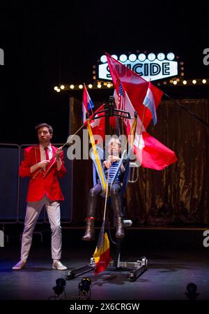 Isaac Bernier-Doyle und Liz Carr in ASSISTED SUICIDE the Musical erstellt und geschrieben von Liz Carr und der Company in der Royal Festival Hall (RFH), Southbank Centre, London SE1 18/01/2017 an in Company Collective / We are Unlimited Production Komponist: Ian Hill Design: Bethany Wells Choreografin: Jane Turner Regie: Markieren Sie Whitelaw Stockfoto