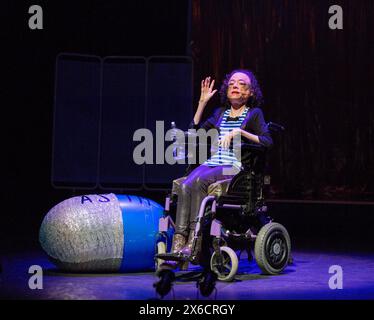 Liz Carr in ASSISTED SUICIDE the Musical erstellt und geschrieben von Liz Carr und der Company in der Royal Festival Hall (RFH), Southbank Centre, London SE1 18/01/2017 an in Company Collective / We are Unlimited Production Komponist: Ian Hill Design: Bethany Wells Choreografin: Jane Turner Regie: Mark Whitelaw Stockfoto
