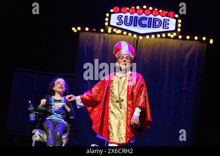 Liz Carr und David James in ASSISTED SUICIDE the Musical erstellt und geschrieben von Liz Carr und der Company in der Royal Festival Hall (RFH), Southbank Centre, London SE1 18/01/2017 an in Company Collective / We are Unlimited Produktion Komponist: Ian Hill Design: Bethany Wells Choreografin: Jane Turner Regie: Markieren Sie Whitelaw Stockfoto