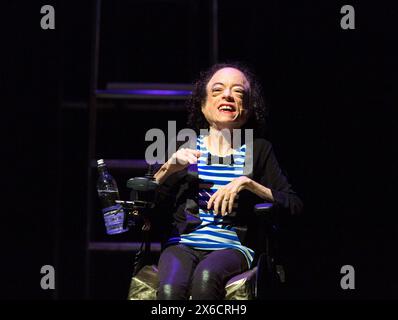 Liz Carr in ASSISTED SUICIDE the Musical erstellt und geschrieben von Liz Carr und der Kompanie in der Royal Festival Hall (RFH), Southbank Centre, London SE1 18/01/2017 an in Company Collective / We are Unlimited Production Komponist: Ian Hill Design: Bethany Wells Choreografin: Jane Turner Regie : Mark Whitelaw Stockfoto