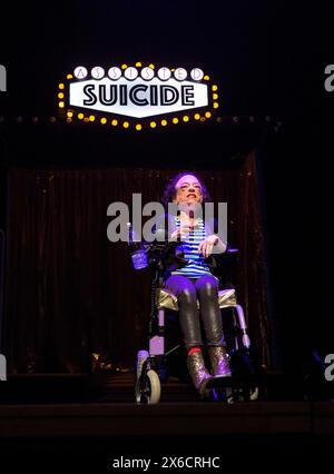 Liz Carr in ASSISTED SUICIDE the Musical erstellt und geschrieben von Liz Carr und der Kompanie in der Royal Festival Hall (RFH), Southbank Centre, London SE1 18/01/2017 an in Company Collective / We are Unlimited Production Komponist: Ian Hill Design: Bethany Wells Choreografin: Jane Turner Regie : Mark Whitelaw Stockfoto