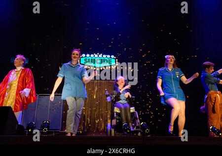 l-r: David James, Stephanie James, Liz Carr, Claire Willoughby in ASSISTED SUICIDE das Musical erstellt und geschrieben von Liz Carr und der Company in der Royal Festival Hall (RFH), Southbank Centre, London SE1 18/01/2017 an in Company Collective / We are Unlimited Production Komponist: Ian Hill Design: Bethany Wells Choreografin: Jane Turner Regie : Mark Whitelaw Stockfoto