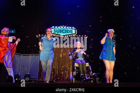 l-r: David James, Stephanie James, Liz Carr, Claire Willoughby in ASSISTED SUICIDE das Musical erstellt und geschrieben von Liz Carr und der Company in der Royal Festival Hall (RFH), Southbank Centre, London SE1 18/01/2017 an in Company Collective / We are Unlimited Production Komponist: Ian Hill Design: Bethany Wells Choreografin: Jane Turner Regie : Mark Whitelaw Stockfoto