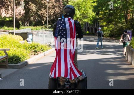 Seattle, USA. Mai 2024. Der United for Israel Marsch versammelte sich im Lager der University of Washington Palestine. Stockfoto