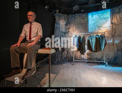 Das Finborough Theatre, London, Großbritannien. Mai 2024. Dogstar Theatre’s preisgekrönte ein-Mann-Show The Tailor of Inverness, die die Geschichte von Matthew Zajacs Vater auf seiner Reise vom vom Krieg zerrütteten Polen/der Ukraine nach Schottland erzählt… Aber war der Schneider, der er sagte? Die Show findet vom 14. Mai bis 8. Juni statt. Quelle: Malcolm Park/Alamy Live News Stockfoto