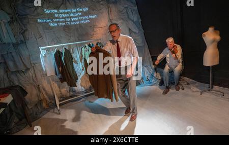 Das Finborough Theatre, London, Großbritannien. Mai 2024. Dogstar Theatre’s preisgekrönte ein-Mann-Show The Tailor of Inverness, die die Geschichte von Matthew Zajacs Vater auf seiner Reise vom vom Krieg zerrütteten Polen/der Ukraine nach Schottland erzählt… Aber war der Schneider, der er sagte? Die Show findet vom 14. Mai bis 8. Juni statt. Quelle: Malcolm Park/Alamy Live News Stockfoto