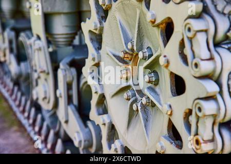 Nahaufnahme der Zahnräder und Schrauben der Tanklaufkette, Low Angle View Stockfoto