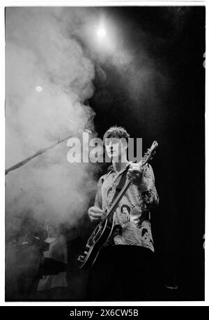CRISPIN HUNT, LONGPIGS, 1996: Crispin Hunt of LongPigs, Live im Newport Centre in Newport, Wales, Großbritannien, am 2. Juni 1996. Foto: Rob Watkins. INFO: Longpigons, eine britische Alternative Rock Band, die 1994 in Sheffield gegründet wurde, erlangte mit ihrem Debütalbum The Sun Is Faily Out Anerkennung. Hits wie „She Said“ präsentierten ihren melodischen Sound und ergreifende Texte und brachten ihnen eine hingebungsvolle Anhängerschaft in der Musikszene der 90er Jahre ein. Stockfoto