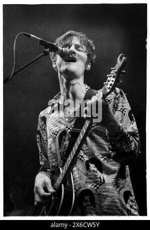 CRISPIN HUNT, LONGPIGS, 1996: Crispin Hunt of LongPigs, Live im Newport Centre in Newport, Wales, Großbritannien, am 2. Juni 1996. Foto: Rob Watkins. INFO: Longpigons, eine britische Alternative Rock Band, die 1994 in Sheffield gegründet wurde, erlangte mit ihrem Debütalbum The Sun Is Faily Out Anerkennung. Hits wie „She Said“ präsentierten ihren melodischen Sound und ergreifende Texte und brachten ihnen eine hingebungsvolle Anhängerschaft in der Musikszene der 90er Jahre ein. Stockfoto