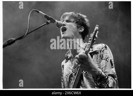 CRISPIN HUNT, LONGPIGS, 1996: Crispin Hunt of LongPigs, Live im Newport Centre in Newport, Wales, Großbritannien, am 2. Juni 1996. Foto: Rob Watkins. INFO: Longpigons, eine britische Alternative Rock Band, die 1994 in Sheffield gegründet wurde, erlangte mit ihrem Debütalbum The Sun Is Faily Out Anerkennung. Hits wie „She Said“ präsentierten ihren melodischen Sound und ergreifende Texte und brachten ihnen eine hingebungsvolle Anhängerschaft in der Musikszene der 90er Jahre ein. Stockfoto