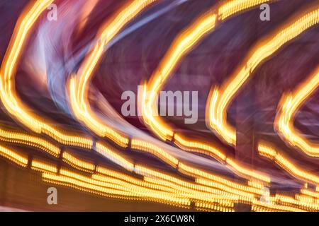 Dynamische Lichtspuren in urbaner Nacht, Langzeitbelichtung Abstract Stockfoto
