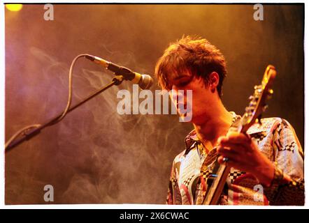 CRISPIN HUNT, LONGPIGS, 1996: Crispin Hunt of LongPigs, Live im Newport Centre in Newport, Wales, Großbritannien, am 2. Juni 1996. Foto: Rob Watkins. INFO: Longpigons, eine britische Alternative Rock Band, die 1994 in Sheffield gegründet wurde, erlangte mit ihrem Debütalbum The Sun Is Faily Out Anerkennung. Hits wie „She Said“ präsentierten ihren melodischen Sound und ergreifende Texte und brachten ihnen eine hingebungsvolle Anhängerschaft in der Musikszene der 90er Jahre ein. Stockfoto