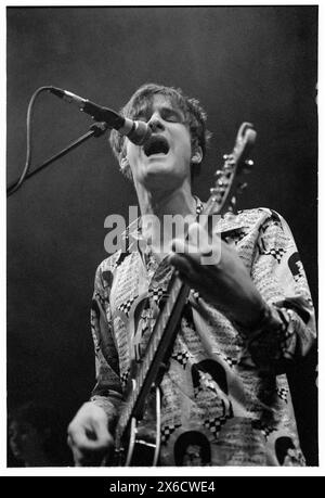 CRISPIN HUNT, LONGPIGS, 1996: Crispin Hunt of LongPigs, Live im Newport Centre in Newport, Wales, Großbritannien, am 2. Juni 1996. Foto: Rob Watkins. INFO: Longpigons, eine britische Alternative Rock Band, die 1994 in Sheffield gegründet wurde, erlangte mit ihrem Debütalbum The Sun Is Faily Out Anerkennung. Hits wie „She Said“ präsentierten ihren melodischen Sound und ergreifende Texte und brachten ihnen eine hingebungsvolle Anhängerschaft in der Musikszene der 90er Jahre ein. Stockfoto