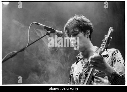 CRISPIN HUNT, LONGPIGS, 1996: Crispin Hunt of LongPigs, Live im Newport Centre in Newport, Wales, Großbritannien, am 2. Juni 1996. Foto: Rob Watkins. INFO: Longpigons, eine britische Alternative Rock Band, die 1994 in Sheffield gegründet wurde, erlangte mit ihrem Debütalbum The Sun Is Faily Out Anerkennung. Hits wie „She Said“ präsentierten ihren melodischen Sound und ergreifende Texte und brachten ihnen eine hingebungsvolle Anhängerschaft in der Musikszene der 90er Jahre ein. Stockfoto