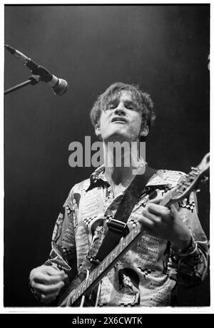 CRISPIN HUNT, LONGPIGS, 1996: Crispin Hunt of LongPigs, Live im Newport Centre in Newport, Wales, Großbritannien, am 2. Juni 1996. Foto: Rob Watkins. INFO: Longpigons, eine britische Alternative Rock Band, die 1994 in Sheffield gegründet wurde, erlangte mit ihrem Debütalbum The Sun Is Faily Out Anerkennung. Hits wie „She Said“ präsentierten ihren melodischen Sound und ergreifende Texte und brachten ihnen eine hingebungsvolle Anhängerschaft in der Musikszene der 90er Jahre ein. Stockfoto