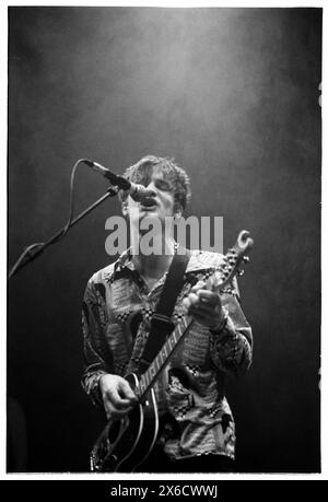 CRISPIN HUNT, LONGPIGS, 1996: Crispin Hunt of LongPigs, Live im Newport Centre in Newport, Wales, Großbritannien, am 2. Juni 1996. Foto: Rob Watkins. INFO: Longpigons, eine britische Alternative Rock Band, die 1994 in Sheffield gegründet wurde, erlangte mit ihrem Debütalbum The Sun Is Faily Out Anerkennung. Hits wie „She Said“ präsentierten ihren melodischen Sound und ergreifende Texte und brachten ihnen eine hingebungsvolle Anhängerschaft in der Musikszene der 90er Jahre ein. Stockfoto