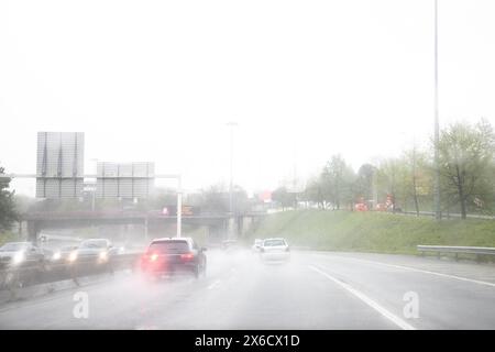 Abbildung des Abschnitts der inneren Ringbahn, VCI, Porto, Portugal. Lokaler Verkehr an einem Tag mit schlechtem Wetter und starkem Regen. Stockfoto