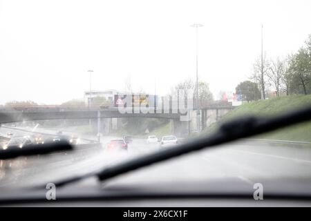 Abbildung des Abschnitts der inneren Ringbahn, VCI, Porto, Portugal. Lokaler Verkehr an einem Tag mit schlechtem Wetter und starkem Regen. Stockfoto