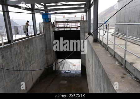 (240514) -- DONGCHUAN, 14. Mai 2024 (Xinhua) -- dieses am 8. Mai 2024 aufgenommene Foto zeigt ein Schleusentor der großen dynamischen Simulationsplattform für die Schließung von Bergkatastrophen auf der Dongchuan Station im Dongchuan Bezirk Kunming, südwestchinesische Provinz Yunnan. Die Jiangjiagou-Schlucht im Xiaojiang-Flussbecken war ein häufiges Erdrutschgebiet. Im Jahr 1961 wurde eine Beobachtungs- und Forschungsstation für Trümmerströme, bekannt als Dongchuan Station, im Gebiet von Jiangjiagou eingerichtet. Seitdem haben mehrere Generationen von Forschern die Schmutzflüsse beobachtet und untersucht, und Stockfoto