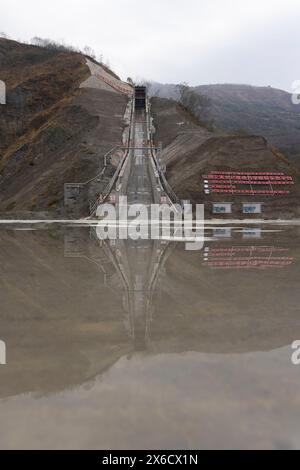 (240514) -- DONGCHUAN, 14. Mai 2024 (Xinhua) -- dieses am 8. Mai 2024 aufgenommene Foto zeigt die große dynamische Simulationsplattform für Bergregionen nach einem Experiment an der Dongchuan Station im Bezirk Dongchuan in Kunming im Südwesten Chinas in der Provinz Yunnan. Die Jiangjiagou-Schlucht im Xiaojiang-Flussbecken war ein häufiges Erdrutschgebiet. Im Jahr 1961 wurde eine Beobachtungs- und Forschungsstation für Trümmerströme, bekannt als Dongchuan Station, im Gebiet von Jiangjiagou eingerichtet. Seitdem haben mehrere Generationen von Forschern die Schutzumflüsse beobachtet und untersucht Stockfoto