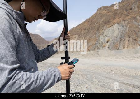 (240514) -- DONGCHUAN, 14. Mai 2024 (Xinhua) -- der Forscher Li Xiaoyu misst die Veränderung der Schutt-Strömungskanäle mit Kartierungsgeräten in der Schlucht Jiangjiagou im Bezirk Dongchuan in Kunming, südwestchinesische Provinz Yunnan, 7. Mai 2024. Die Jiangjiagou-Schlucht im Xiaojiang-Flussbecken war ein häufiges Erdrutschgebiet. Im Jahr 1961 wurde eine Beobachtungs- und Forschungsstation für Trümmerströme, bekannt als Dongchuan Station, im Gebiet von Jiangjiagou eingerichtet. Seitdem haben mehrere Generationen von Forschern die Schutzumflüsse beobachtet und untersucht und eine umfassende Desasterung erstellt Stockfoto