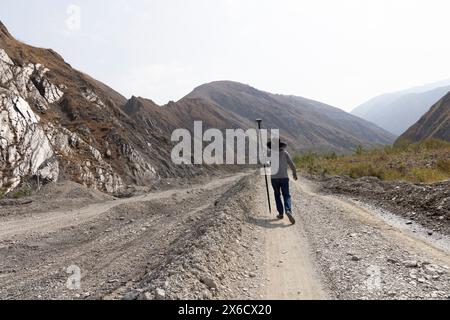 (240514) -- DONGCHUAN, 14. Mai 2024 (Xinhua) -- der Forscher Li Xiaoyu misst die Veränderung der Schutt-Strömungskanäle mit Kartierungsgeräten in der Schlucht Jiangjiagou im Bezirk Dongchuan in Kunming, südwestchinesische Provinz Yunnan, 7. Mai 2024. Die Jiangjiagou-Schlucht im Xiaojiang-Flussbecken war ein häufiges Erdrutschgebiet. Im Jahr 1961 wurde eine Beobachtungs- und Forschungsstation für Trümmerströme, bekannt als Dongchuan Station, im Gebiet von Jiangjiagou eingerichtet. Seitdem haben mehrere Generationen von Forschern die Schutzumflüsse beobachtet und untersucht und eine umfassende Desasterung erstellt Stockfoto