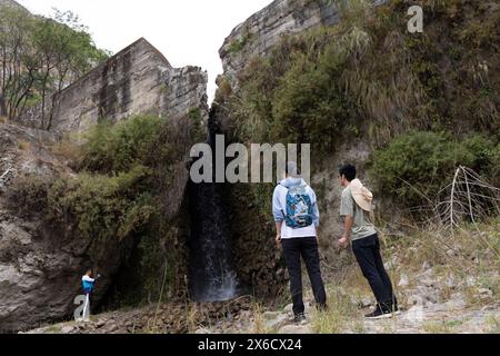 (240514) -- DONGCHUAN, 14. Mai 2024 (Xinhua) -- die Forscher Song Dongri (R), Zhong Wei (L) und Wei Li untersuchen und bewerten den Zustand eines Sanddamms im Bezirk Dongchuan in Kunming, südwestchinesische Provinz Yunnan, 8. Mai 2024. Die Jiangjiagou-Schlucht im Xiaojiang-Flussbecken war ein häufiges Erdrutschgebiet. Im Jahr 1961 wurde eine Beobachtungs- und Forschungsstation für Trümmerströme, bekannt als Dongchuan Station, im Gebiet von Jiangjiagou eingerichtet. Seitdem haben mehrere Generationen von Forschern die Schmutzströme beobachtet und untersucht und eine umfassende Analyse etabliert Stockfoto