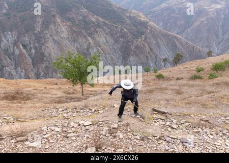 (240514) -- DONGCHUAN, 14. Mai 2024 (Xinhua) -- der Forscher Zhong Wei stellt wissenschaftliche Geräte auf dem Schwemmfächer des Schmutzflusses in der Schlucht Jiangjiagou im Bezirk Dongchuan in Kunming, südwestchinesische Provinz Yunnan, 7. Mai 2024 auf. Die Jiangjiagou-Schlucht im Xiaojiang-Flussbecken war ein häufiges Erdrutschgebiet. Im Jahr 1961 wurde eine Beobachtungs- und Forschungsstation für Trümmerströme, bekannt als Dongchuan Station, im Gebiet von Jiangjiagou eingerichtet. Seitdem haben mehrere Generationen von Forschern die Schutzumflüsse beobachtet und untersucht und eine umfassende Katastrophe aufgestellt Stockfoto