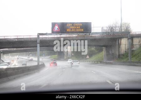 Abbildung des Abschnitts der inneren Ringbahn, VCI, Porto, Portugal. Lokaler Verkehr an einem Tag mit schlechtem Wetter und starkem Regen. Stockfoto