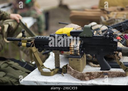 Airsoft Waffe Maschinengewehr, inszeniertes Foto von Airsoft Ausrüstung, militärisches Thema Stockfoto