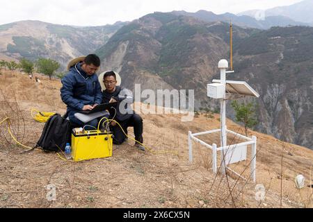 (240514) -- DONGCHUAN, 14. Mai 2024 (Xinhua) -- die Forscher Li Zhanlu (L) und Zhong Wei sprechen über Maßnahmen zur Entdeckung der Struktur von Hängen in der Schlucht Jiangjiagou im Bezirk Dongchuan in Kunming, südwestchinesische Provinz Yunnan, 7. Mai 2024. Die Jiangjiagou-Schlucht im Xiaojiang-Flussbecken war ein häufiges Erdrutschgebiet. Im Jahr 1961 wurde eine Beobachtungs- und Forschungsstation für Trümmerströme, bekannt als Dongchuan Station, im Gebiet von Jiangjiagou eingerichtet. Seitdem haben mehrere Generationen von Forschern die Schmutzströme beobachtet und untersucht und eine umfassende Stockfoto