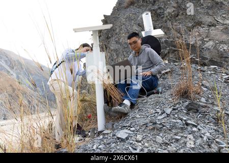 (240514) -- DONGCHUAN, 14. Mai 2024 (Xinhua) -- die Forscher Li Xiaoyu (R) und Wei Li unterhalten Versuchsgeräte und sammeln Daten in der Schlucht Jiangjiagou im Bezirk Dongchuan in Kunming, südwestchinesische Provinz Yunnan, 7. Mai 2024. Die Jiangjiagou-Schlucht im Xiaojiang-Flussbecken war ein häufiges Erdrutschgebiet. Im Jahr 1961 wurde eine Beobachtungs- und Forschungsstation für Trümmerströme, bekannt als Dongchuan Station, im Gebiet von Jiangjiagou eingerichtet. Seitdem haben mehrere Generationen von Forschern die Schutzumflüsse beobachtet und untersucht und eine umfassende Katastrophe geschaffen Stockfoto