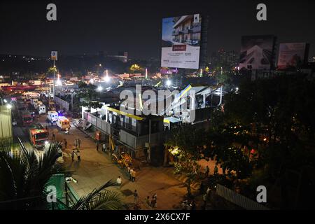 Mumbai, Indien. Mai 2024. Blick auf eine Benzinpumpe, wo ein Werbespot aufgrund von starkem Wind und Regen in Mumbai fiel. 14 Menschen starben und 70 wurden verletzt, nachdem sie unter dem Werbespot gefangen waren, das an der Cheddanagar-Kreuzung in Ghatkopar an der Tankstelle fiel, wo viele mit ihren Fahrzeugen zum Tanken von Benzin und Benzin gekommen waren. Quelle: SOPA Images Limited/Alamy Live News Stockfoto