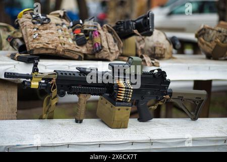 Airsoft Waffe Maschinengewehr, inszeniertes Foto von Airsoft Ausrüstung, militärisches Thema Stockfoto