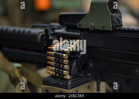 Airsoft Waffe Maschinengewehr, inszeniertes Foto von Airsoft Ausrüstung, militärisches Thema Stockfoto