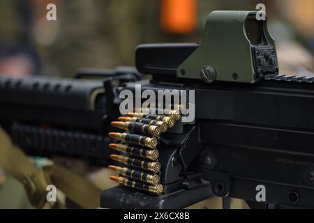 Airsoft Waffe Maschinengewehr, inszeniertes Foto von Airsoft Ausrüstung, militärisches Thema Stockfoto