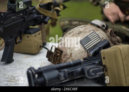 Airsoft Waffe Maschinengewehr, inszeniertes Foto von Airsoft Ausrüstung, militärisches Thema Stockfoto