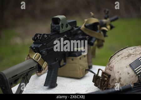 Airsoft Waffe Maschinengewehr, inszeniertes Foto von Airsoft Ausrüstung, militärisches Thema Stockfoto