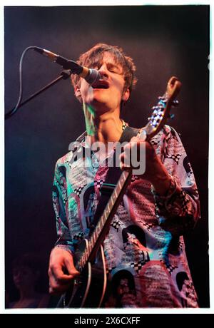 CRISPIN HUNT, LONGPIGS, 1996: Crispin Hunt of LongPigs, Live im Newport Centre in Newport, Wales, Großbritannien, am 2. Juni 1996. Foto: Rob Watkins. INFO: Longpigons, eine britische Alternative Rock Band, die 1994 in Sheffield gegründet wurde, erlangte mit ihrem Debütalbum The Sun Is Faily Out Anerkennung. Hits wie „She Said“ präsentierten ihren melodischen Sound und ergreifende Texte und brachten ihnen eine hingebungsvolle Anhängerschaft in der Musikszene der 90er Jahre ein. Stockfoto