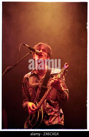 CRISPIN HUNT, LONGPIGS, 1996: Crispin Hunt of LongPigs, Live im Newport Centre in Newport, Wales, Großbritannien, am 2. Juni 1996. Foto: Rob Watkins. INFO: Longpigons, eine britische Alternative Rock Band, die 1994 in Sheffield gegründet wurde, erlangte mit ihrem Debütalbum The Sun Is Faily Out Anerkennung. Hits wie „She Said“ präsentierten ihren melodischen Sound und ergreifende Texte und brachten ihnen eine hingebungsvolle Anhängerschaft in der Musikszene der 90er Jahre ein. Stockfoto