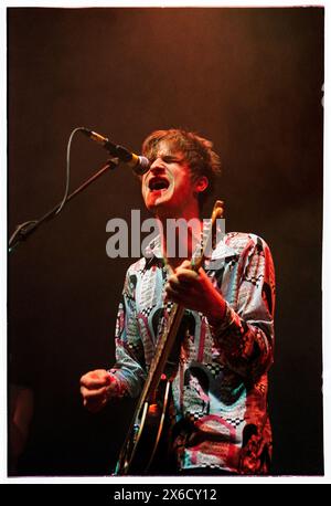 CRISPIN HUNT, LONGPIGS, 1996: Crispin Hunt of LongPigs, Live im Newport Centre in Newport, Wales, Großbritannien, am 2. Juni 1996. Foto: Rob Watkins. INFO: Longpigons, eine britische Alternative Rock Band, die 1994 in Sheffield gegründet wurde, erlangte mit ihrem Debütalbum The Sun Is Faily Out Anerkennung. Hits wie „She Said“ präsentierten ihren melodischen Sound und ergreifende Texte und brachten ihnen eine hingebungsvolle Anhängerschaft in der Musikszene der 90er Jahre ein. Stockfoto