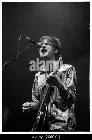 CRISPIN HUNT, LONGPIGS, 1996: Crispin Hunt of LongPigs, Live im Newport Centre in Newport, Wales, Großbritannien, am 2. Juni 1996. Foto: Rob Watkins. INFO: Longpigons, eine britische Alternative Rock Band, die 1994 in Sheffield gegründet wurde, erlangte mit ihrem Debütalbum The Sun Is Faily Out Anerkennung. Hits wie „She Said“ präsentierten ihren melodischen Sound und ergreifende Texte und brachten ihnen eine hingebungsvolle Anhängerschaft in der Musikszene der 90er Jahre ein. Stockfoto