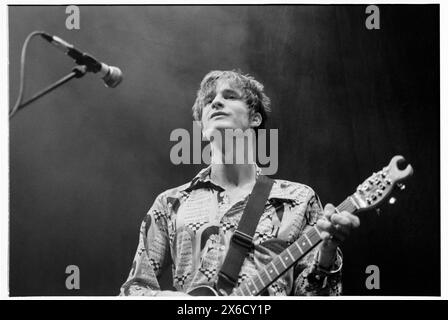 CRISPIN HUNT, LONGPIGS, 1996: Crispin Hunt of LongPigs, Live im Newport Centre in Newport, Wales, Großbritannien, am 2. Juni 1996. Foto: Rob Watkins. INFO: Longpigons, eine britische Alternative Rock Band, die 1994 in Sheffield gegründet wurde, erlangte mit ihrem Debütalbum The Sun Is Faily Out Anerkennung. Hits wie „She Said“ präsentierten ihren melodischen Sound und ergreifende Texte und brachten ihnen eine hingebungsvolle Anhängerschaft in der Musikszene der 90er Jahre ein. Stockfoto